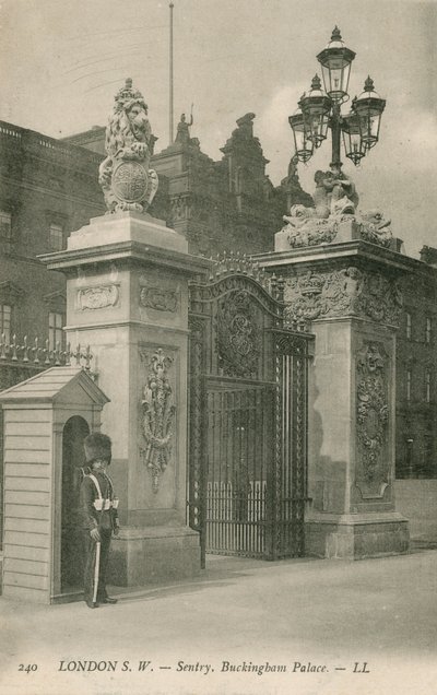 Wachtpost, Buckingham Palace door English Photographer