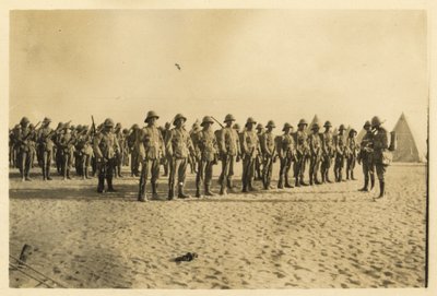 Toont een deel van mijn compagnie op parade in Shusha - Libische Woestijn 6:30 uur, september 1916 door English Photographer