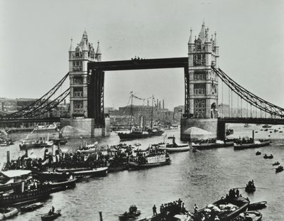 Schepen passeren onder Tower Bridge, 1894 door English Photographer