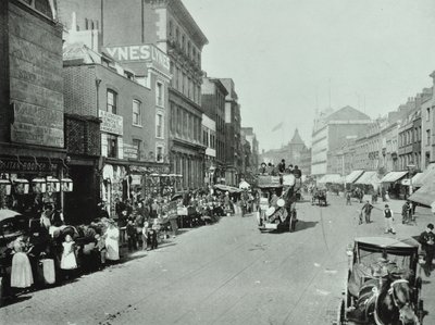 Shoreditch High Street: kijkend naar het noorden, 1896 door English Photographer
