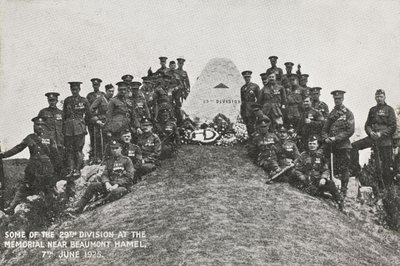 Enkele leden van de 29e Divisie bij het monument nabij Beaumont Hamel, 7 juni 1925 door English Photographer