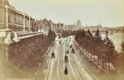 Somerset House, Victoria Embankment, Westminster: noordwaarts vanaf Waterloo Bridge, 1895 door English Photographer