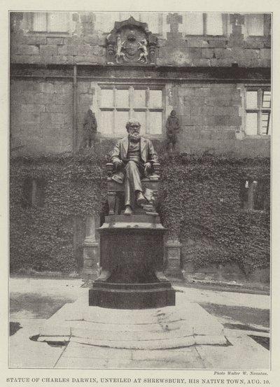 Standbeeld van Charles Darwin, onthuld in Shrewsbury, zijn geboortestad, 10 augustus door English Photographer