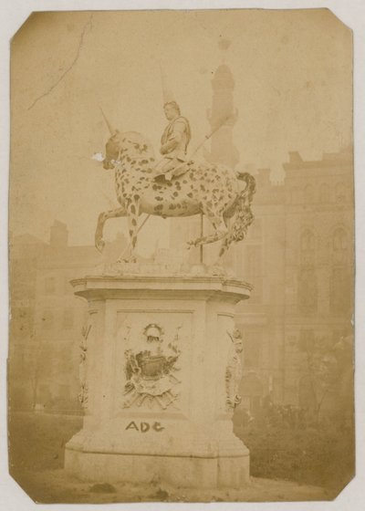 Standbeeld van koning George I, Leicester Square, Londen; foto genomen in 1866 door English Photographer