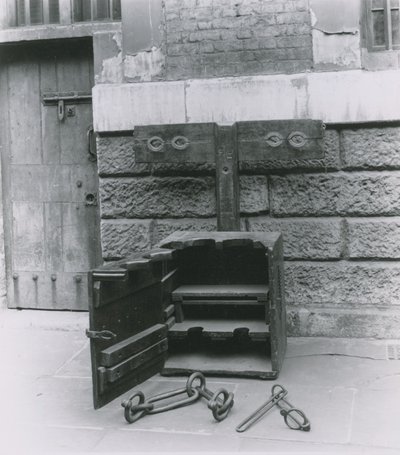 Stokken en boeien tentoongesteld in de Newgate-gevangenis door English Photographer