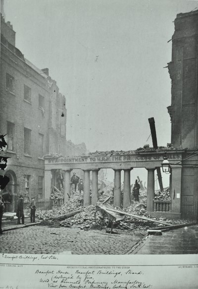 Strand, Westminster: Beaufort Buildings, brandschade, 1890 door English Photographer