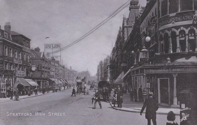 Stratford, Hoofdstraat, met Borough Theatre door English Photographer