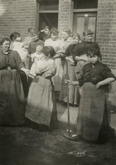 Straatscène, vrouwen en baby
