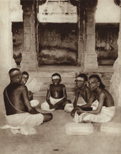 Studenten die een tempelschool bijwonen in Ramesworam, Madras, India (zwart-wit foto) door English Photographer