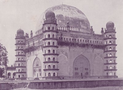 Sultan Muhammads Graf, Bijapur door English Photographer
