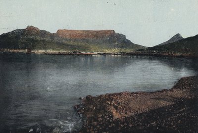 Tafelberg, Leeuwenkop en Duivelspiek, vanaf Tafelbaai door English Photographer