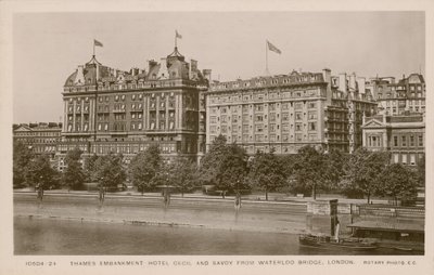 Thames Embankment Hotel Cecil en Savoy vanaf Waterloo Bridge, Londen door English Photographer