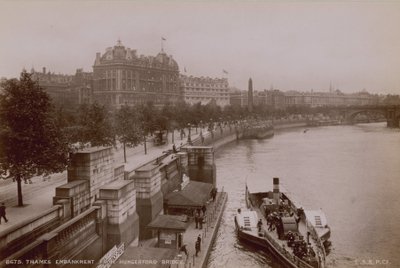 Theems Embankment vanaf Hungerford Bridge door English Photographer