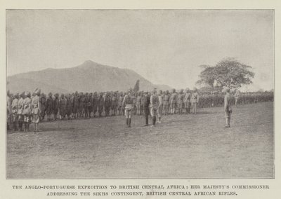 De Anglo-Portugese expeditie naar Brits Centraal-Afrika, Hare Majesteits commissaris toespreekt het Sikhs contingent, Brits Centraal-Afrikaanse geweren door English Photographer