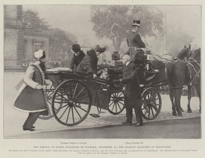 De aankomst van koningin Alexandra in Denemarken, 19 september, Hare Majesteit stapt uit bij Bernstorff door English Photographer