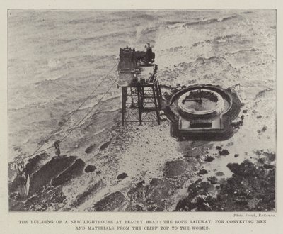 De bouw van een nieuwe vuurtoren bij Beachy Head, de touwspoorweg voor het vervoeren van mannen en materialen van de klif naar de werken door English Photographer