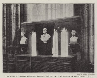 De Bustes van Charles Kingsley, Matthew Arnold, en F D Maurice in Westminster Abbey door English Photographer