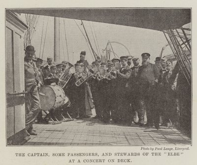 De kapitein, enkele passagiers en stewards van de Elbe bij een concert op het dek door English Photographer