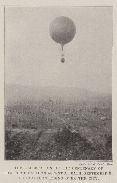 De viering van het eeuwfeest van de eerste ballonvaart in Bath, 8 september, de ballon stijgt op boven de stad door English Photographer