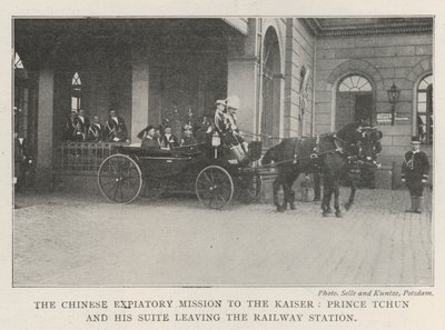 De Chinese boetvaardige missie naar de keizer, prins Tchun en zijn suite verlaten het treinstation door English Photographer