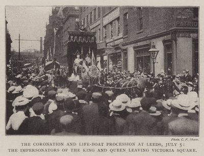 De Kronings- en Reddingsbootprocessie in Leeds, 5 juli, de Nabootsers van de Koning en Koningin verlaten Victoria Square door English Photographer