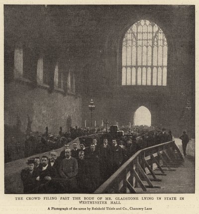 De menigte die langs het lichaam van Mr Gladstone loopt, opgebaard in Westminster Hall door English Photographer