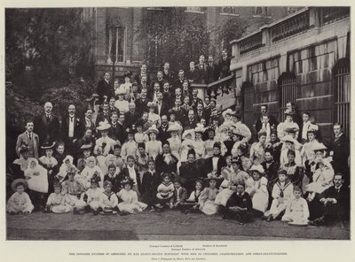 De douairière hertogin van Abercorn, op haar tweeëntachtigste verjaardag met haar 101 kinderen, kleinkinderen en achterkleinkinderen door English Photographer