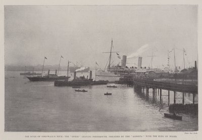 De Tour van de Hertog van Cornwall, de Ophir vertrekt uit Portsmouth, voorafgegaan door de Alberta met de Koning aan Boord door English Photographer