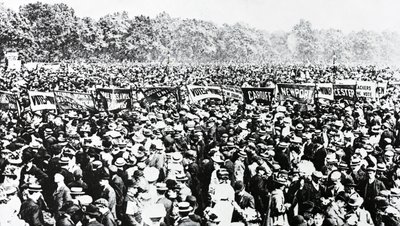 De Grote Demonstratie voor Vrouwenkiesrecht in Hyde Park, zondag 12 juni 1908 door English Photographer