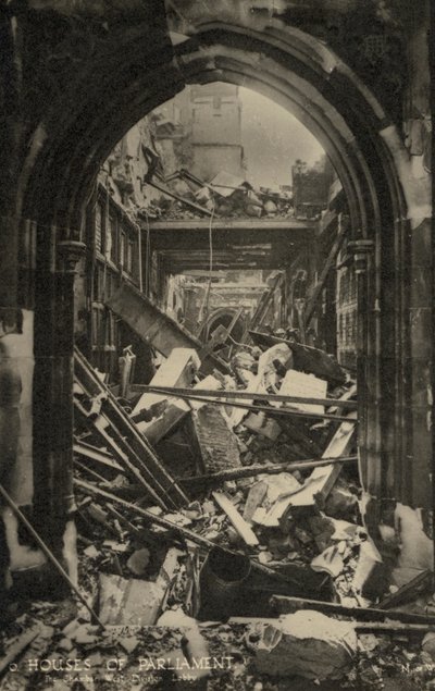 Het Parlement, Londen, met bomschade tijdens WO2 door English Photographer