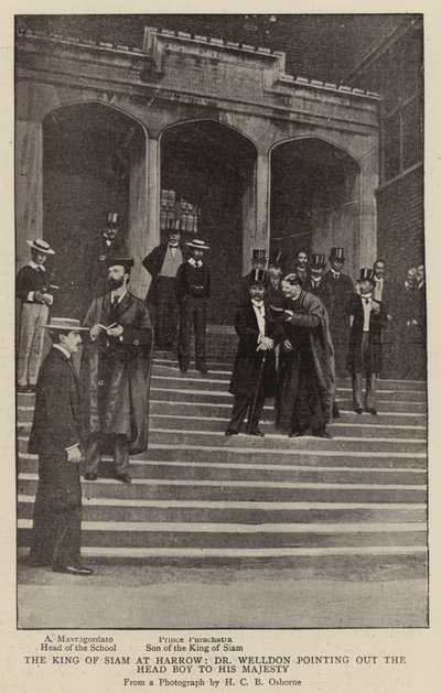 De koning van Siam in Harrow, Dr. Welldon wijst de hoofdjongen aan aan Zijne Majesteit door English Photographer