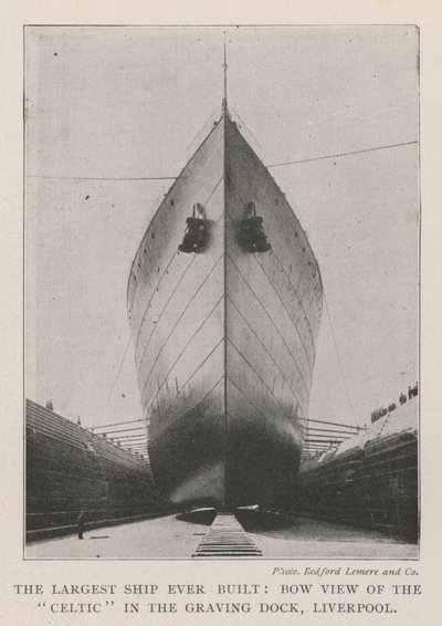 Het Grootste Schip ooit Gebouwd, Boegzicht van de Celtic in het Droogdok, Liverpool door English Photographer