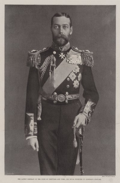 Het nieuwste portret van de hertog van Cornwall en York, Zijne Koninklijke Hoogheid in admiraalskostuum door English Photographer