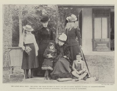 De nieuwste koninklijke groep, de koningin, de groothertogin van Hessen en haar dochter, prinses Victoria van Sleeswijk-Holstein, prinses Victoria, Eugenie van Battenberg en prins Maurice van Battenberg door English Photographer