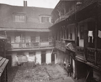 The Oxford Arms in Warwick Lane, uit Historic London Buildings door English Photographer