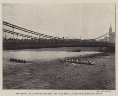 De Oxford en Cambridge Bootrace, de Donkerblauwen leiden bij Hammersmith Bridge door English Photographer