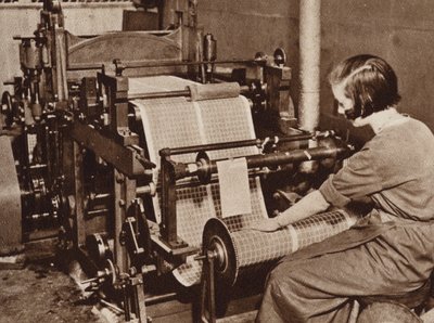Het postkantoor: Postzegels drukken door English Photographer