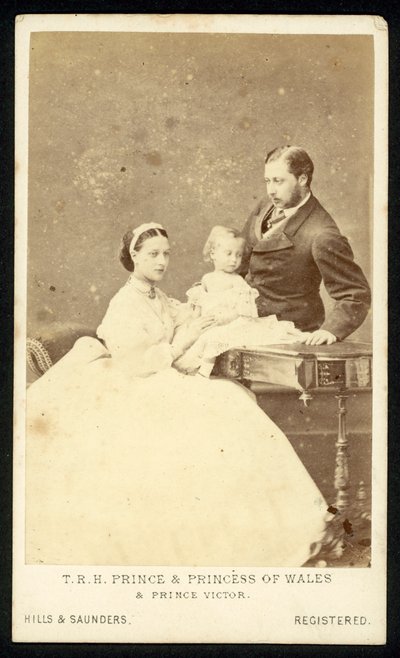 De Prins en Prinses van Wales en Prins Victor door English Photographer