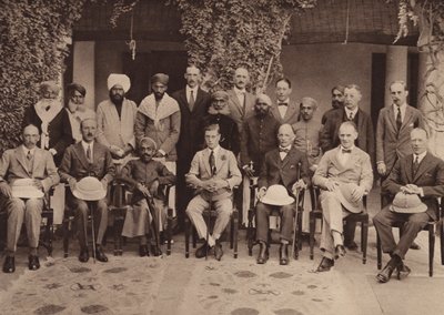 De Prins en de Maharaja Kumar bij de Residentie, Udaipur door English Photographer