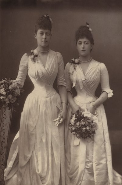 De Prinsessen Victoria en Maud van Wales door English Photographer