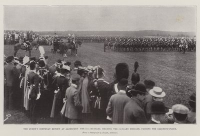 De Verjaardagsparade van de Koningin in Aldershot, de 15e Huzaren, aan het hoofd van de Cavaleriebrigade, passeren het Saluutpunt door English Photographer