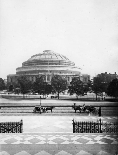 De Royal Albert Hall, Londen, ca. 1880 door English Photographer