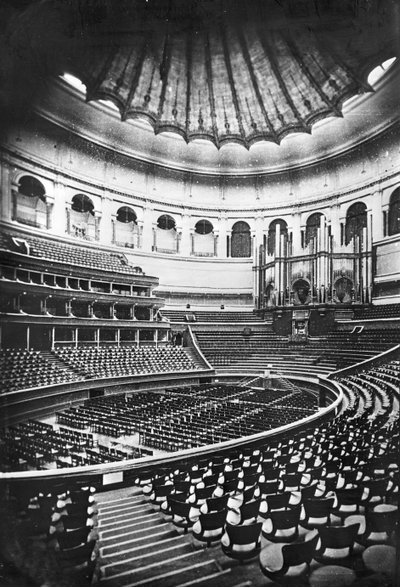 De Royal Albert Hall, Londen, ca. 1880 door English Photographer