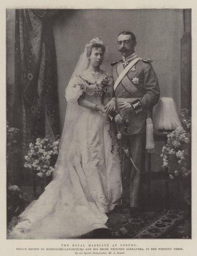 Het koninklijk huwelijk in Coburg, prins Ernest van Hohenlohe-Langenburg en zijn bruid, prinses Alexandra, in haar trouwjurk door English Photographer