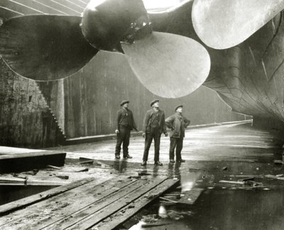 De schroeven van de Titanic in de Thompson Graving Dock van Harland & Wolff, Belfast, Ierland, 1910-11 door English Photographer