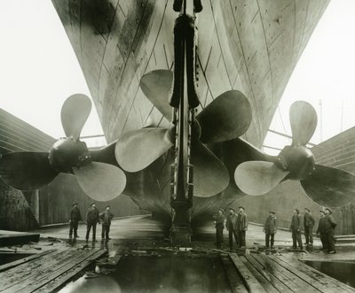 De schroeven van de Titanic in het Thompson Graving Dock van Harland en Wolff, Belfast, Ierland, 1910-11 door English Photographer