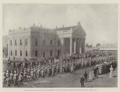 De Transvaalse Oorlog, het Nieuwe Stadhuis, Kimberley, met het Loyale North Lancashire Regiment marcherend voorbij, 7 oktober 1899 door English Photographer