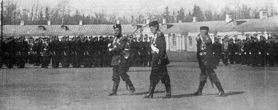 De Tsaar en Groothertog Michaelovitch lopen op het paradeplein in Sint-Petersburg, illustratie uit The King, 25 mei 1901 door English Photographer