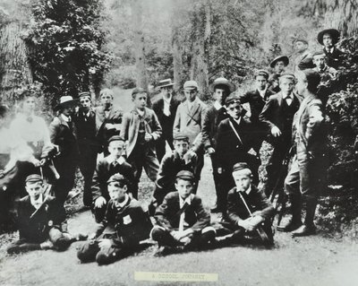 De eerste schoolreis van de London School Board. Kinderen van Bell Road Higher Grade School, Peckham bezoeken een kolenmijn in het Forest of Dean, 1896 door English Photographer