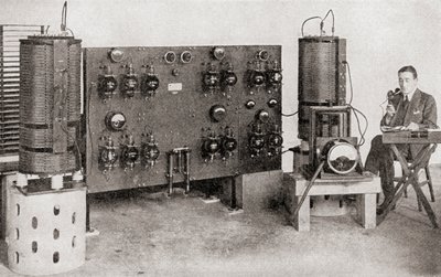De eerste uitzendzender bediend in Groot-Brittannië, geïnstalleerd bij de Marconi Works, Chelmsford, in 1919 en 1920, uit Het Verhaal van Vijfentwintig Jaar, gepubliceerd 1935 door English Photographer